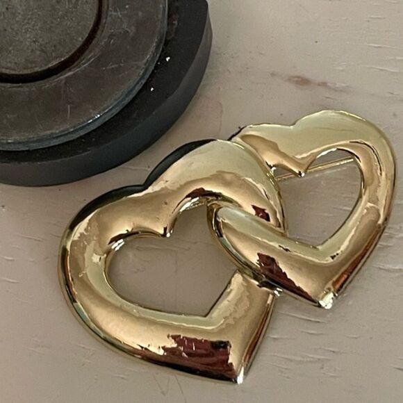 Vintage 2.75” gold tone large double intertwined heart brooch - Picture 5 of 7